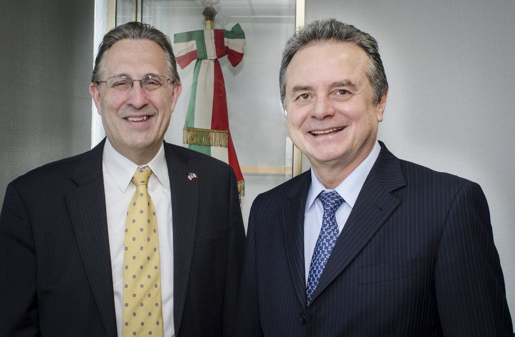 Pedro Joaquín Coldwell, Secretario de Energía, y el Embajador de Estados Unidos en México, Anthony Wayne, en imagen de archivo. Foto Cuartoscuro