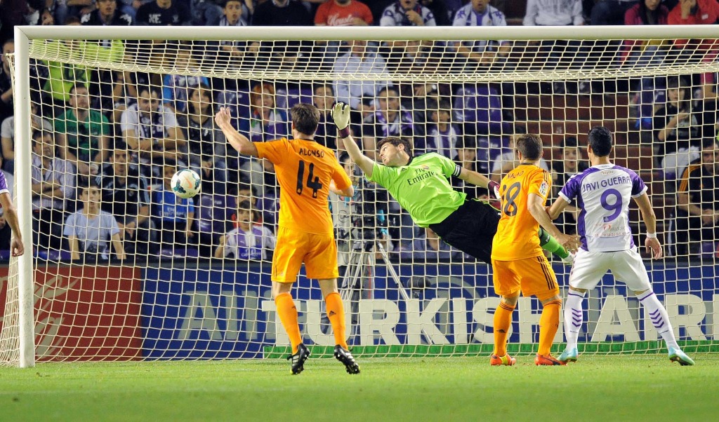 Iker Casillas intenta sin éxito detener el gol del empate del Valladolid. Foto Ap