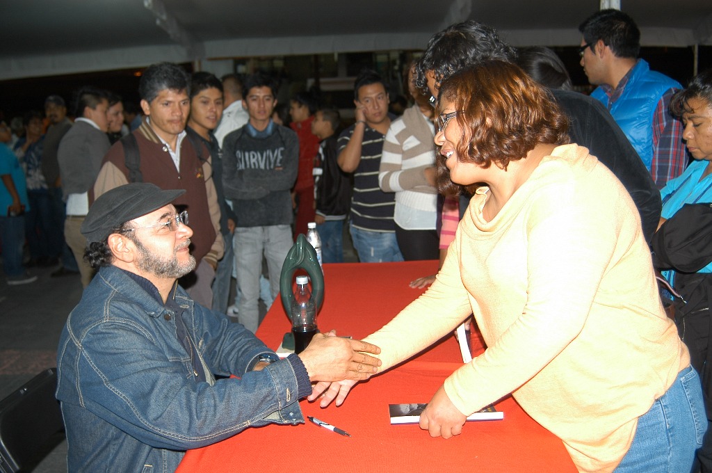 El escritor Óscar de la Borbolla dedica sus obras a algunos de sus lectores durante la Feria del Libro de Nezahualcóyotl. Foto Mario Antonio Núñez López