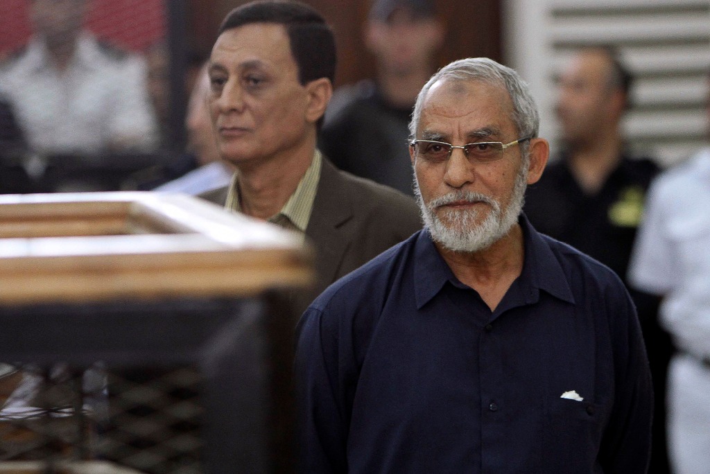 El líder supremo de la Hermandad Musulmana, Mohamed Badie, durante el juicio de este domingo en El Cairo. Foto Reuters