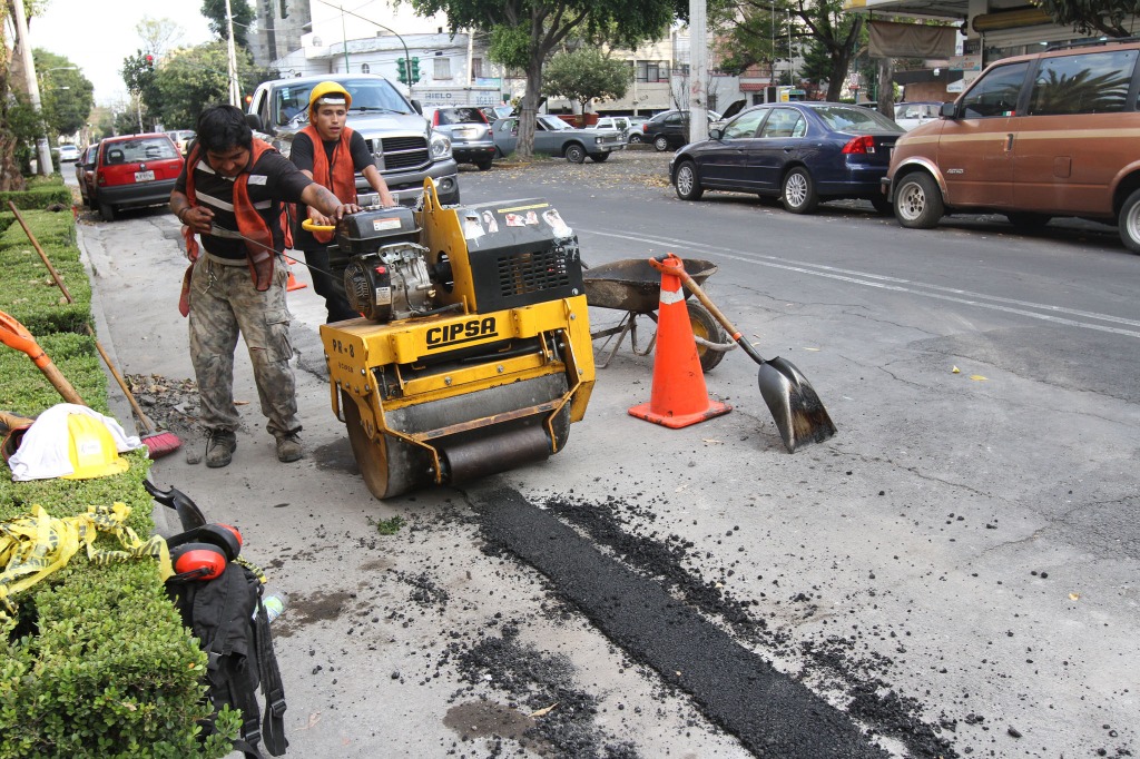 Trabajadores realizan obras para la red de gas natural en la colonia Narvarte de la ciudad de México el 25 de noviembre de 2013. Foto María Luisa Severiano