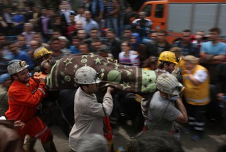 Rescatistas trasladan el cuerpo de un minero en Soma, Turquía. Foto Ap