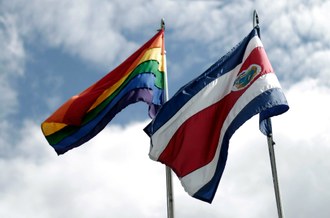 La bandera del orgullo gay ondea junto a la nacional en la casa presidencial en la capital de Costa Rica. Foto Reuters