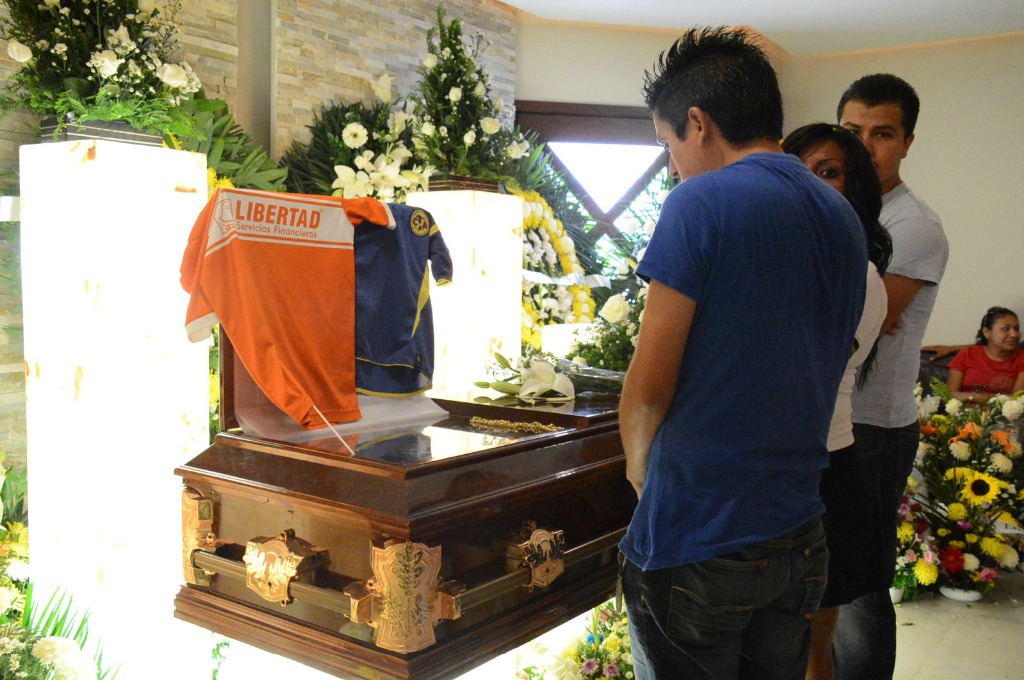Compañeros y familiares dieron el miércoles pasado el último adiós a Héctor Alejandro Méndez Ramírez, de 12 años, quien falleció luego de ser azotado contra una pared por cuatro de sus compañeros en Ciudad Victoria. Foto Pablo Martínez Borrego / Cuartoscuro
