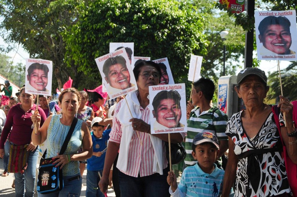 Integrantes del Movimiento Popular Guerrerense encabezado por profesores de la Coordinadora Estatal de Educación de Guerrero (CETEG) exigieron en una marcha´en diciembre de 2013, la liberación de la activista Nestora Salgado. Foto José I. Hernández / Cuartoscuro