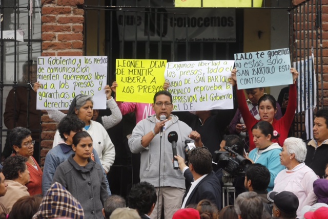 En una asamblea informativa realizada en la plaza central de San Bartolo Ameyalco, habitantes exigieron la liberación de los cinco detenidos durante el enfrentamiento con granaderos el miércoles. Foto: La Jornada