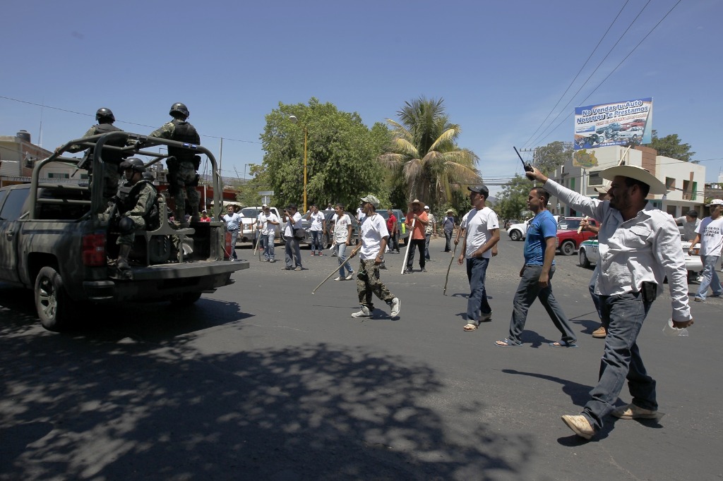 Manifestación contra el desarme de autodefensas en Apatzingán, Michoacán, el 6 de abril pasado. Foto: La Jornada