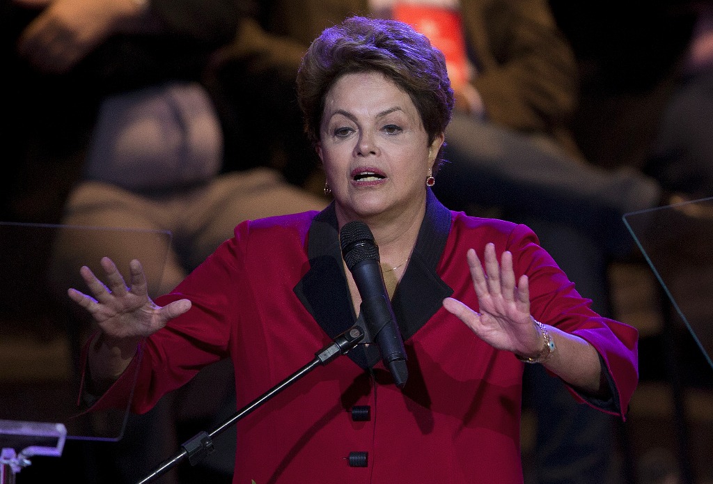 Según un sondeo, Dilma Rousseff tuvo 35% de la intención de voto, comparado con 24 del senador Aecio Neves y 11 del ex gobernador Eduardo Campos. Foto Ap