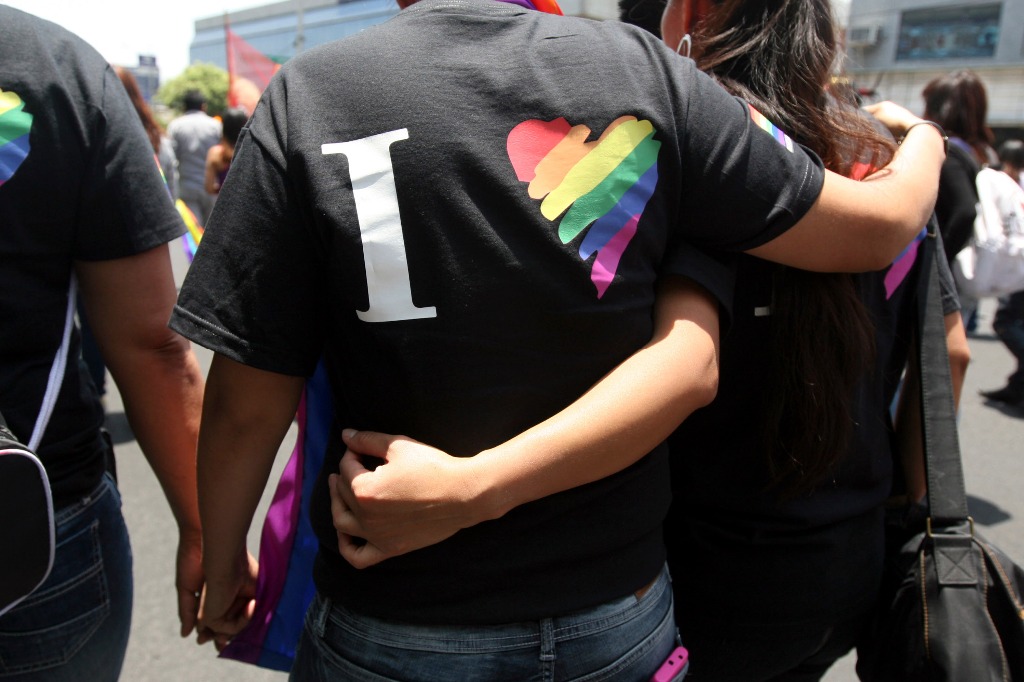 En imagen de archivo, miembros de la comunidad lésbico-gay-bisexual-transexual de Puebla se manifiestan a favor de la diversidad sexual. Foto Hilda Ríos / Cuartoscuro