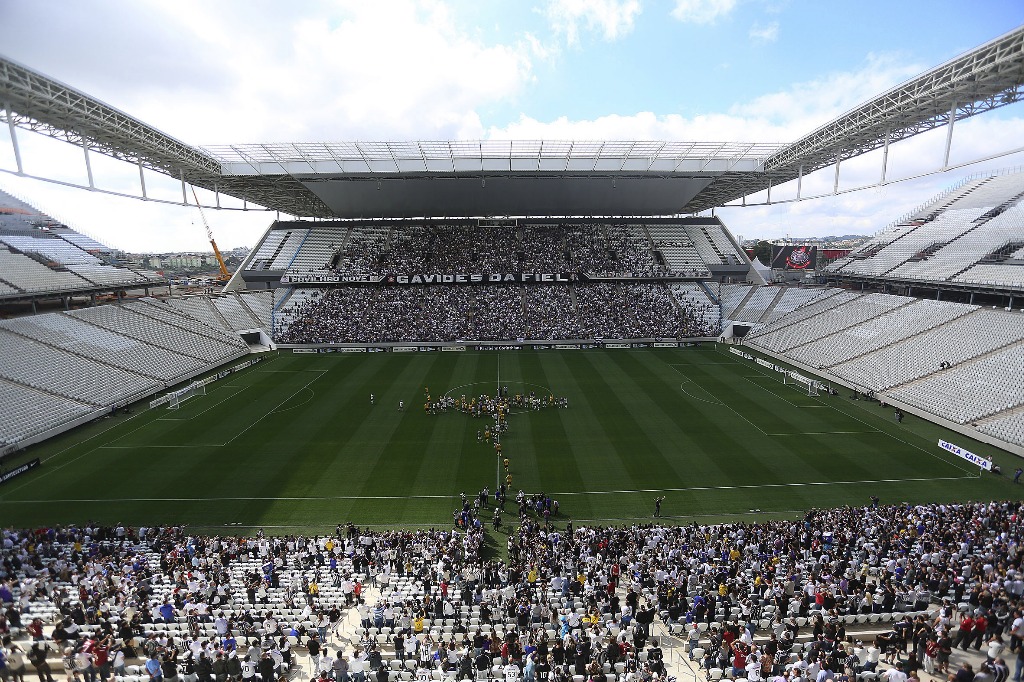 Personas asisten a un evento de prueba en el estadio Arena de Sao Paulo, sede del partido inaugural de la Copa del Mundo. Foto Xinhua