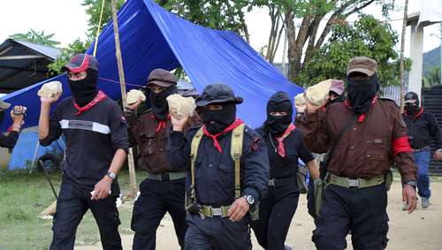 En La Realidad, la comandancia del EZLN encabezó un homenaje al maestro 'Galeano', asesinado el 2 de mayo en esta localidad; los zapatistas exigieron justicia por el homicidio. Foto Cuartoscuro