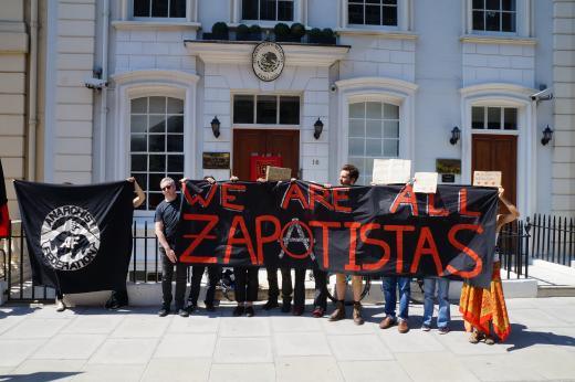 Protesta frente a la embajada de México en Londres. Fotos cortesía de colectivos de la Sezta Internacional.