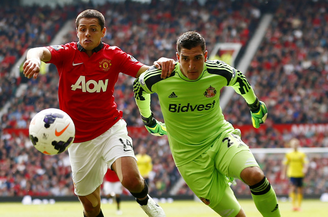 Manchester. El jugador Javier Hernández disputa el balón con el portero del Sunderland, Vito Mannone, en el Estadio Old Trafford. Foto Xinhua