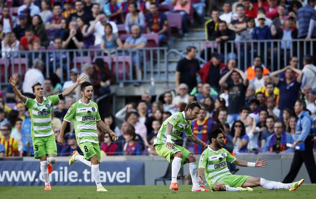 Jugadores del Getafe celebran un gol contra el Barcelona. Foto Reuters