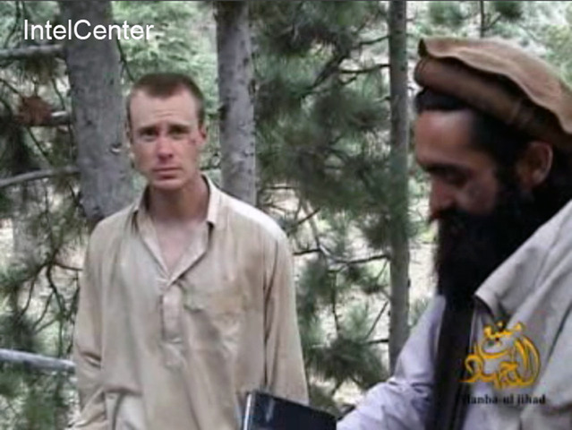 Video difundido por los talibanes que contiene imágenes de un hombre que al parecer es el soldado Bowe Bergdahl (izquierda). Foto Ap