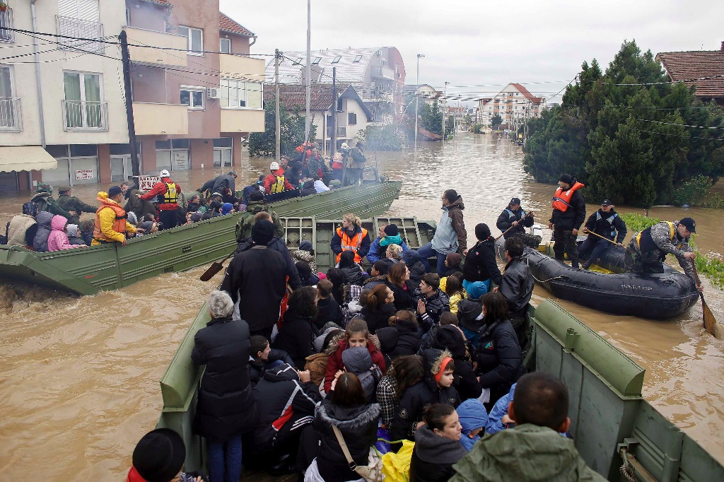 Unas 15 mil personas han sido desalojadas ante las inundaciones en Serbia, donde reportan ocho decesos. Foto Reuters