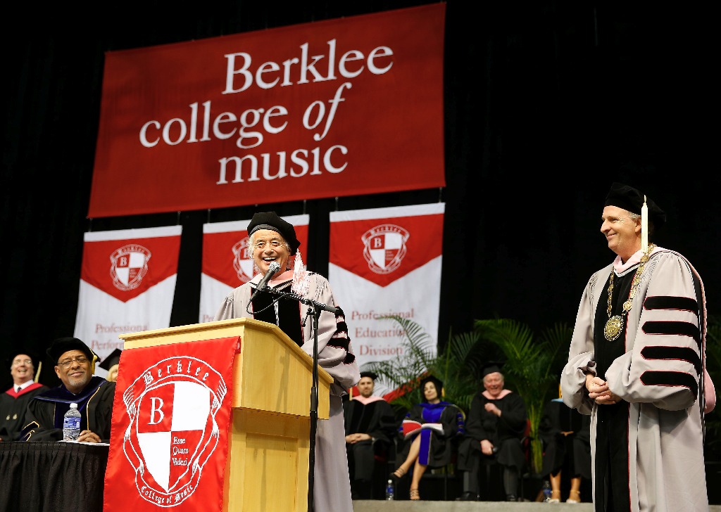 Jimmy Page, ex guitarrista de la banda inglesa Led Zeppelin, al recibir el doctorado honorario de la Universidad Berklee de Música en Boston. Foto Ap