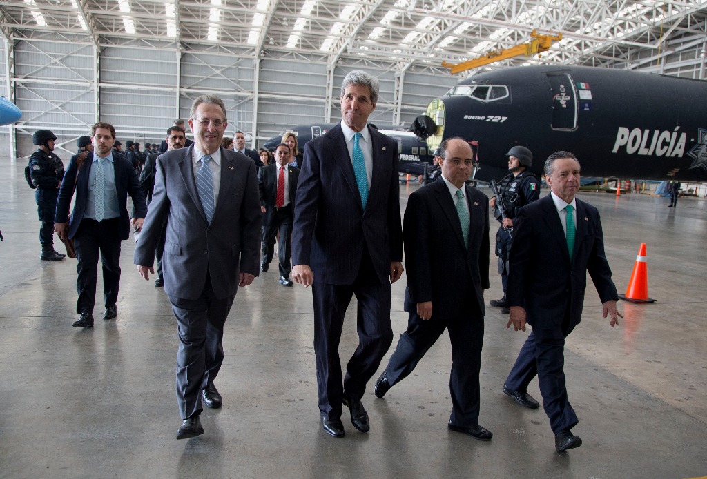 El secretario de Estado de EU, John Kerry, a su llegada al hagar presidencial en México, camina a su derecha con el embajador de su país, Anthony Wayne, el subsecretario Sergio Alcocer y el embajador mexicano Eduardo Medina-Mora. Foto: AP