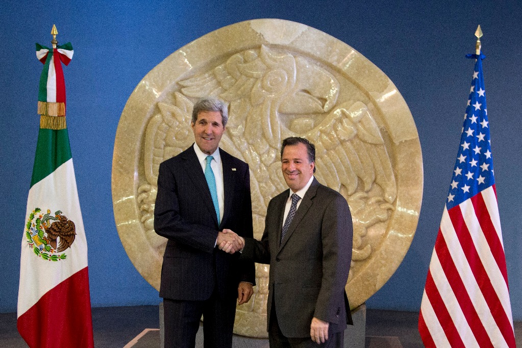 El secretario de Estado de EU, John Kerry saluda al canciller José Antonio Meade previo al encuentro que sostienen que ambos sostienen sobre temas de interés bilateral. Foto: AP