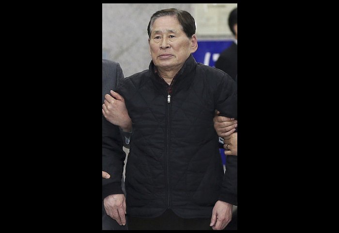 Kim Han-Sik, director ejecutivo de Chonghaejin Marine Co, en imagen de abril pasado, fue detenido en su casa bajo el cargo de homicidio. Foto Ap