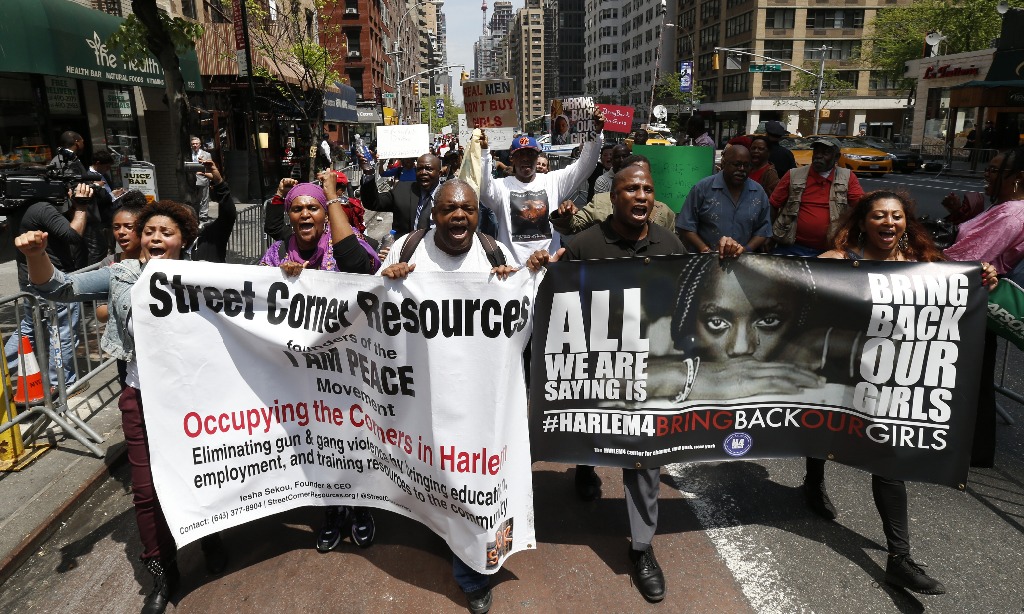 Personas marcharon en Nueva York para pedir a las autoridades el rescate de las 276 jóvenes secuestradas por rebeldes en Nigeria. Foto Ap