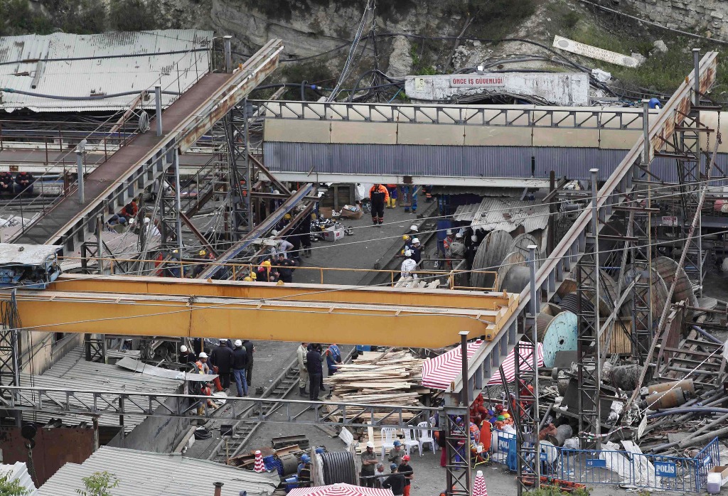 Este sábado se informó que rescatistas recuperaron los cuerpos de dos mineros, con lo que dieron por concluidos sus trabajos. Vista aérea de la mina en Soma, Turquía. Foto Reuters