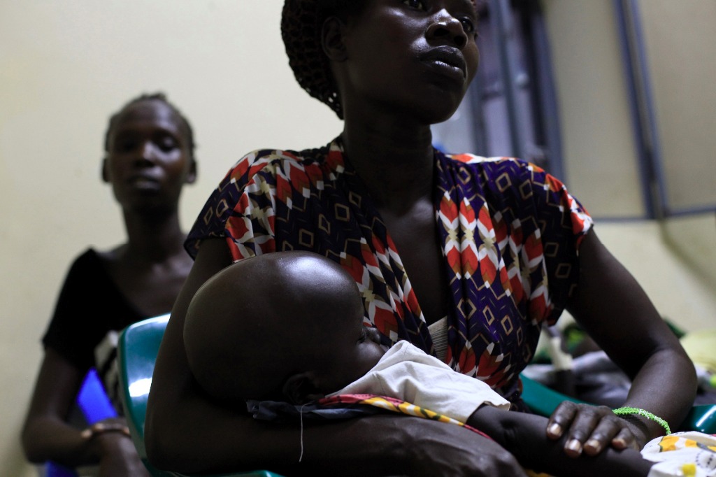 Mujeres en Juba, Sudán, esperan atención para sus bebés en el Hospital Universitario. Foto Reuters
