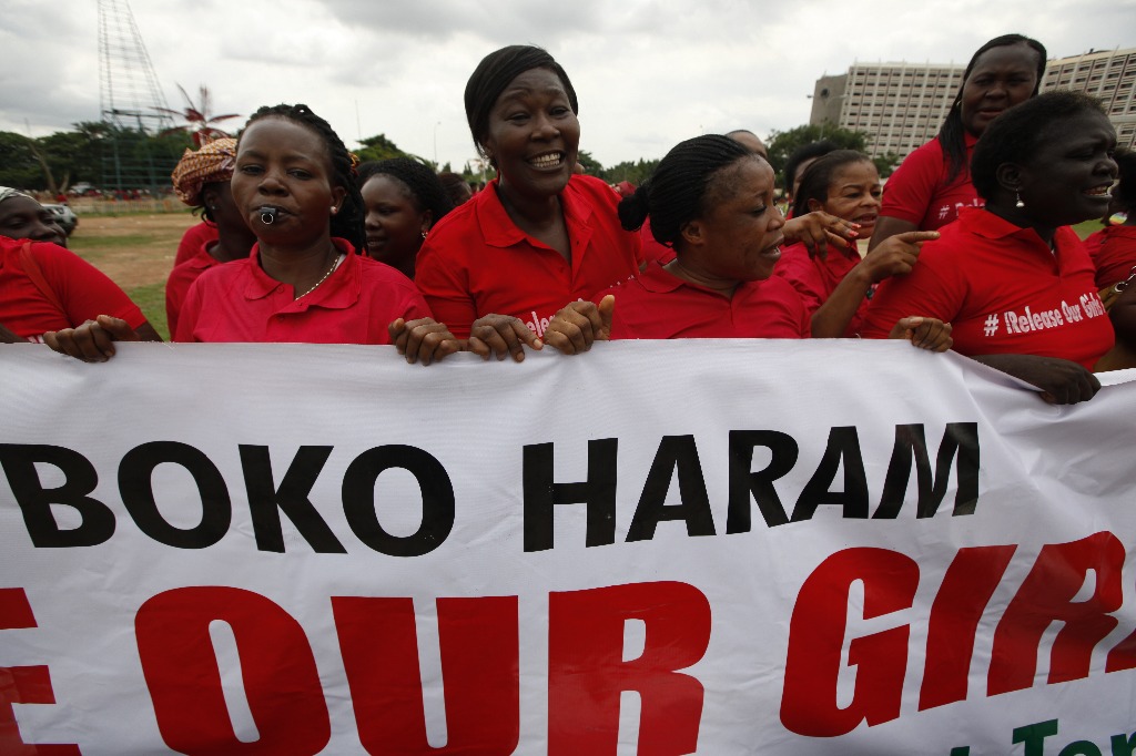 Mujeres participan en Abuja, Nigeria, en una protesta para exigir la liberación de las niñas en poder de Boko Haram. Foto Ap