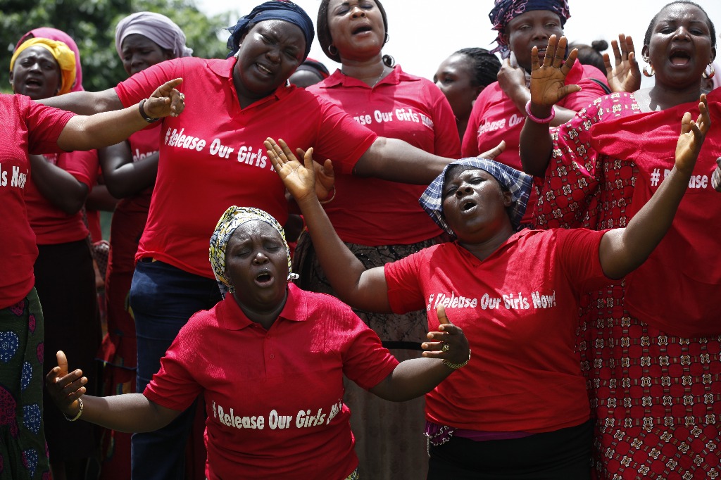 Mujeres rezan por la liberación de las niñas secuestradas en Nigeria. Foto Ap