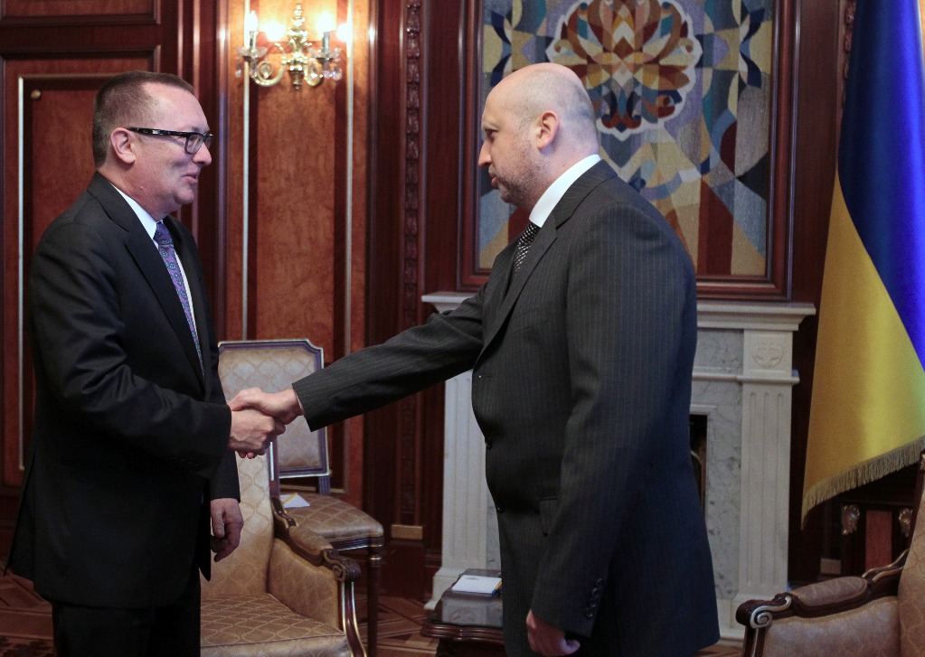 El presidente de Ucrania, Oleksandr Turchynov (derecha), durante un evento en Kiev el pasado 7 de mayo. Foto Ap