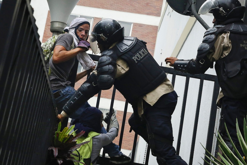 Policías venezolanos detienen a opositores al gobierno de Nicolás Maduro en Caracas. Foto Reuters
