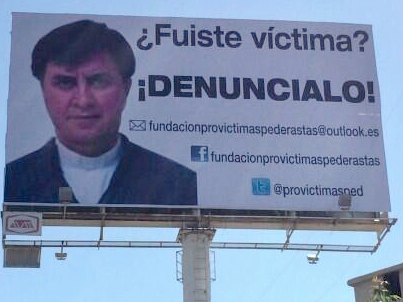 Este espectacular fue exhibido en calles de la ciudad de San Luis Potosí para que denunciaran al sacerdote Córdova Bautista; casi tres horas después de instalado fue retirado sin explicación alguna. Foto: La Jornada