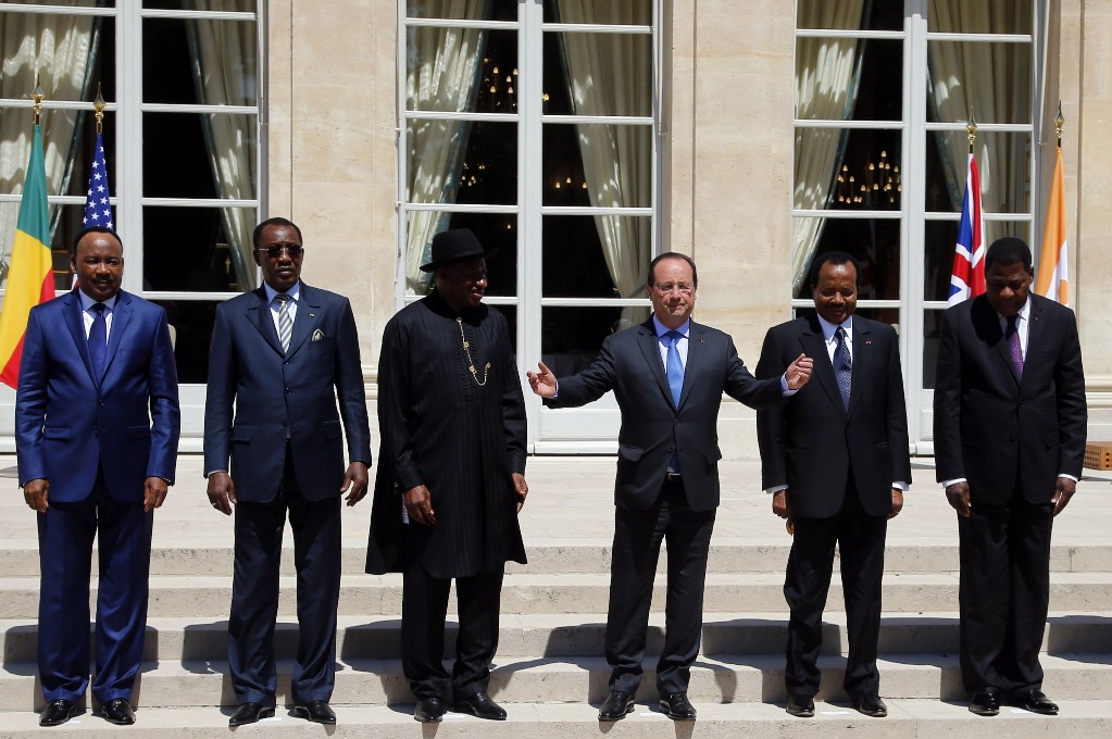 El presidente francés, François Hollande (al centro), durante una reunión con los presidentes de Níger, Chad, Nigeria, Camerún y Benin. Foto Ap