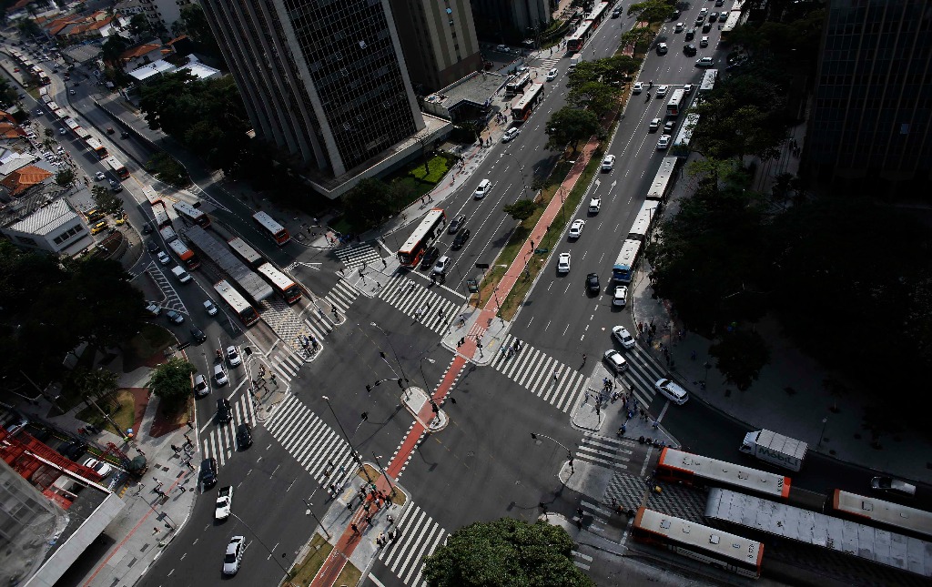 Una calle bloqueada en Sao Paulo por conductores de autobús, quienes protestan por segundo día consecutivo por los altos costos del Mundial. Foto Reuters