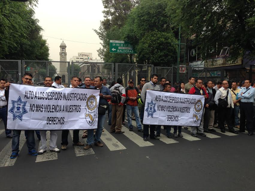 Ex agentes de la PF protestan en demanda de que los reinstalen en sus cargos al considerar que fueron despedidos de manera irregular. Foto: La Jornada
