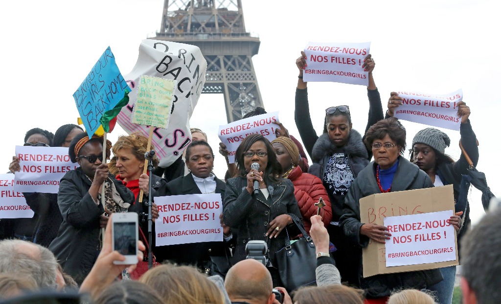 Manifestación frente a la Torre Eiffel, en Francia, para pedir por la liberación de las adolescentes secuestradas en Nigeria. Foto Ap