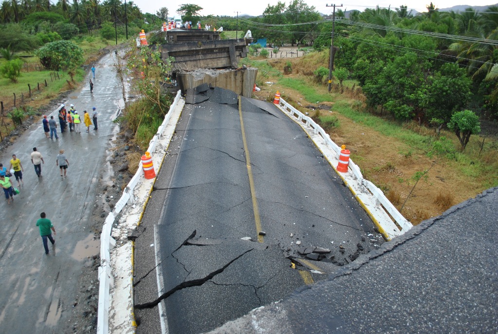 El puente de Cuajilote ubicado en la Costa Grande de Guerrero, fue derribado el pasado 8 de mayo por un sismo de 6.7 grados. Foto: La Jornada