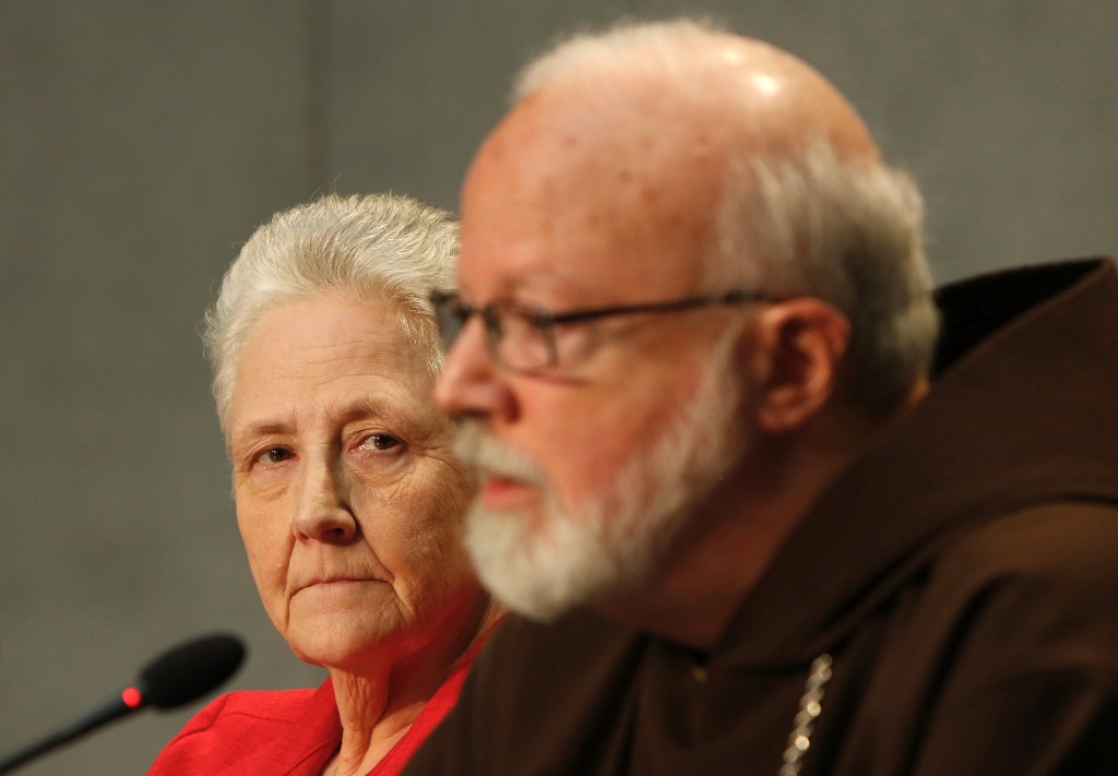 El cardenal de Boston, Sean O'Malley, y la ex víctima irlandesa de abusos sexuales Marie Collins, integrantes de la comisión para la protección de los menores, al dar un reporte sobre pederastia. Foto Ap