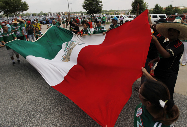 Seguidores de la selección mexicana del futbol, se concentran afuera del estadio en Arlington, Texas. Foto Ap