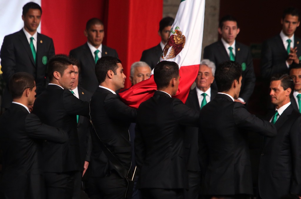 El presidente Enrique Peña Nieto abandera la escolta conformada por jugadores de la Selección Mexicana de Futbol. Foto: La Jornada