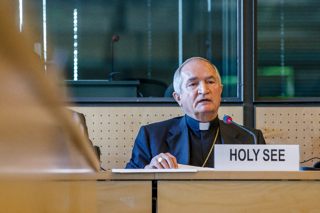 El representante del Vaticano, arzobispo Silvano Tomasi, al responder a preguntas de expertos del Comité de la ONU contra la Tortura, el día de ayer. Foto Ap