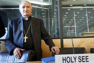 El arzobispo Silvano M. Tomasi, observador permanente de la Santa Sede a la Oficina de la ONU, antes de la audiencia sobre casos de tortura en el Vaticano. Foto: AP