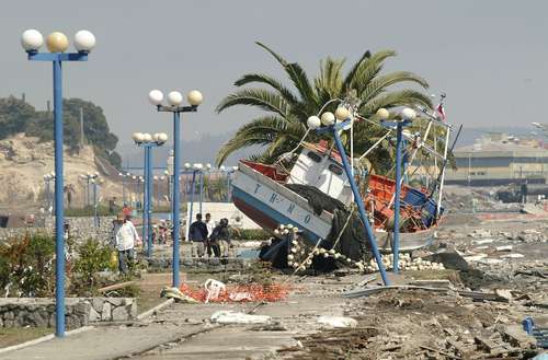 Una embarcación en plena plaza del puerto de Talcahuano, ciudad vecina de Concepción, a donde fue arrastrada por una ola gigantesca. Foto Reuters