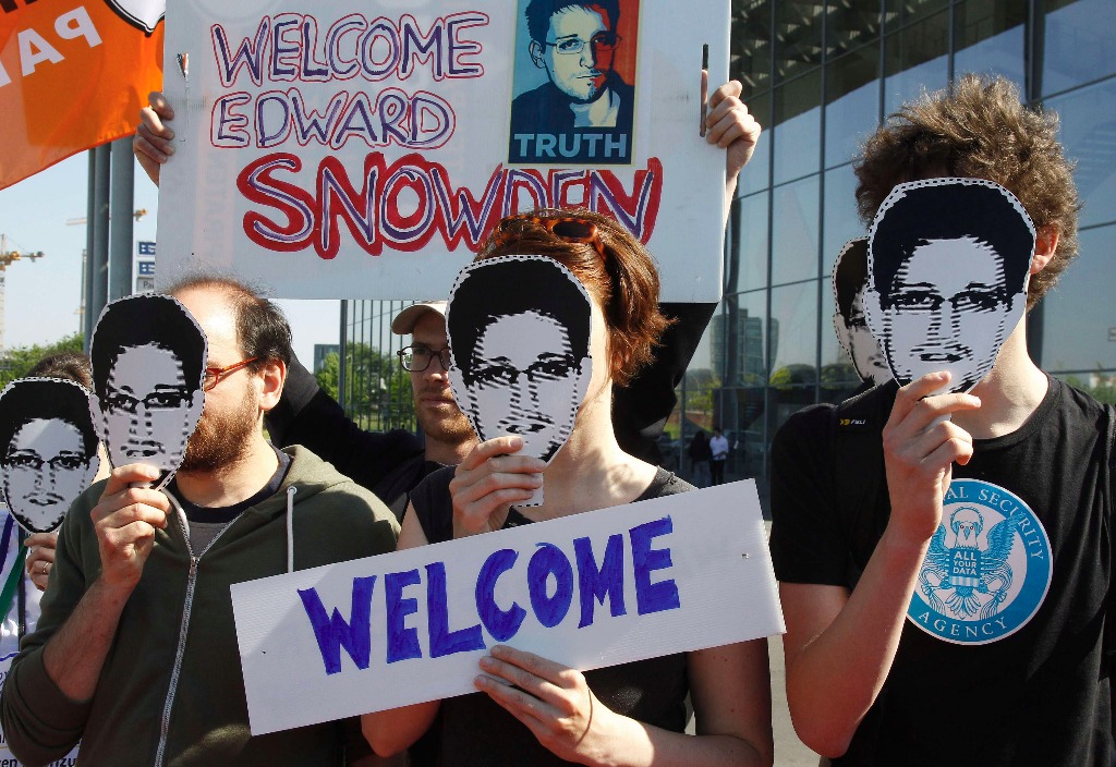 Manifestantes muestran pancartas y letreros en apoyo a Edward Snowden en Berlín. Foto Reuters