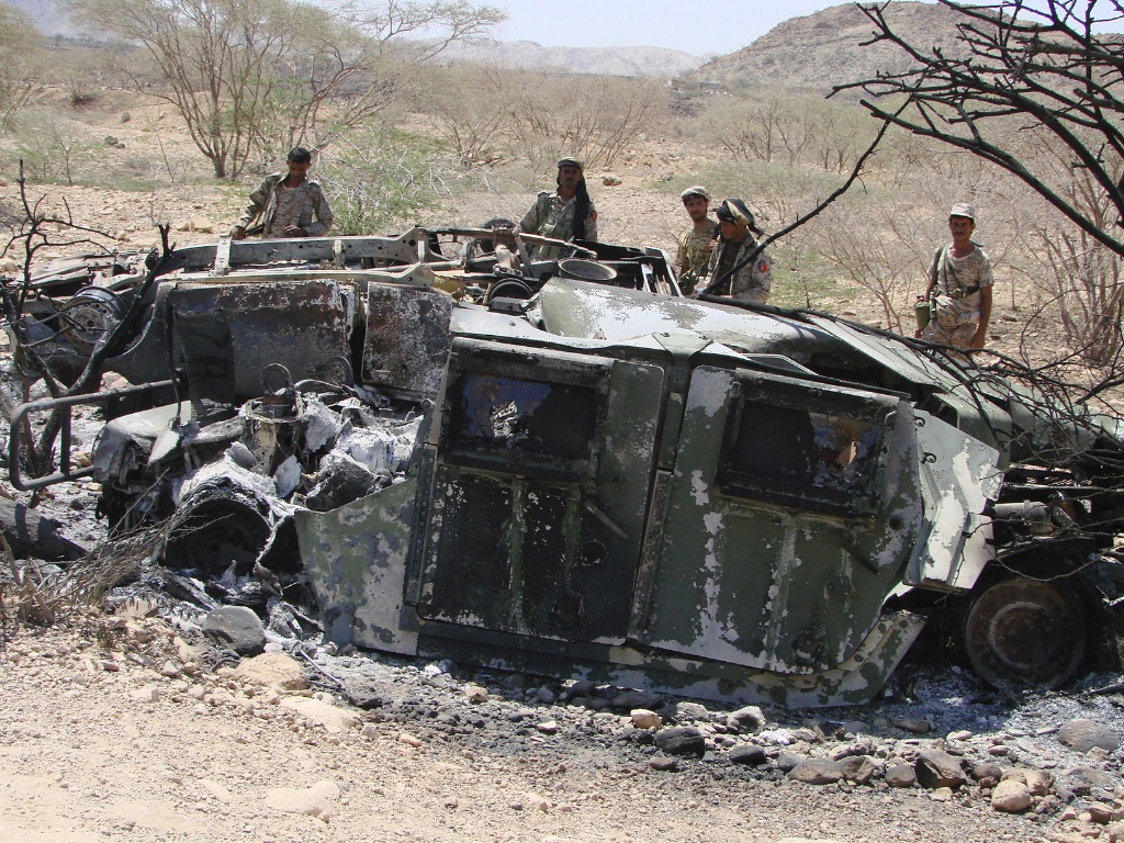 Soldados yemeníes revisan un vehículo destruído durante combates contra militantes de Al-Qaeda en Maajala, localidad de la provincia de Abyan. Foto Ap