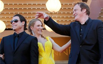 El actor John Travolta, la actriz Uma Thurman y el director Quentin Tarantino en la alfombra roja para la proyección de la película 