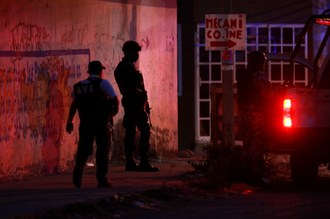 Aspecto de un enfrentamiento entre policías y presuntos delincuentes el 14 de abril pasado en Veracruz. Foto Félix Márquez / Cuartoscuro