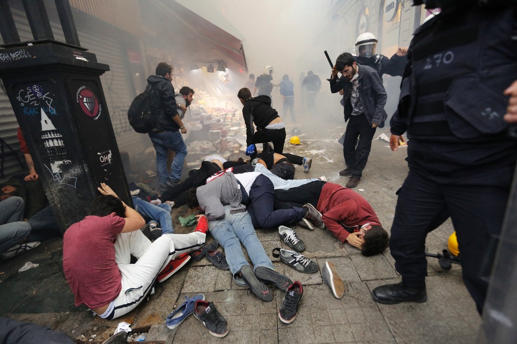La policía turca antidisturbios disparó gas lacrimógeno y utilizó cañones de agua en Estambul (en la imagen) y en Ankara contra centenares de manifestantes en el primer aniversario de las protestas antigubernamentales de 2013. Foto Reuters