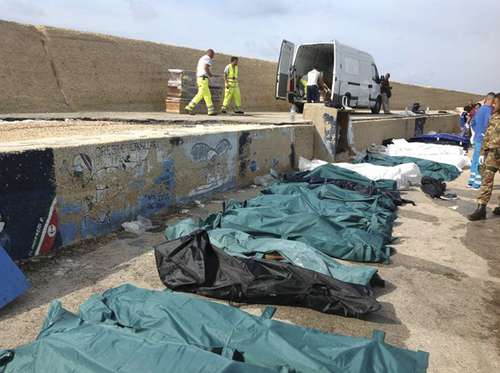 El 3 de octubre de 2013, una embarcación en que viajaban unos 500 africanos se incendió y zozobró frente a las costas de la isla italiana de Lampedusa, en una de las peores tragedias de migrantes. Foto Reuters