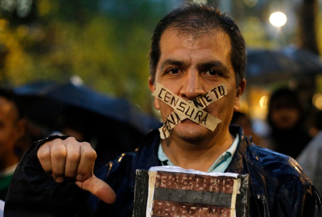Marcha en el DF contra la iniciativa en materia de telecomuicaciones de Enrique Peña Nieto, el pasado 22 de abril. Foto José Carlo González